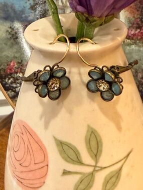 Vintage-Inspired Floral Drop Earrings - Blue Petal Design